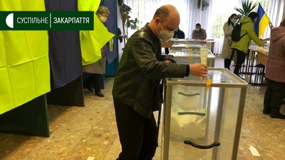 Денис Сухотін: виборча дільниця недоступна Денис Сухотін: виборча дільниця недоступна