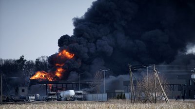 У Фастівському районі Київщини триває пожежа на нафтобазі. Фоторепортаж