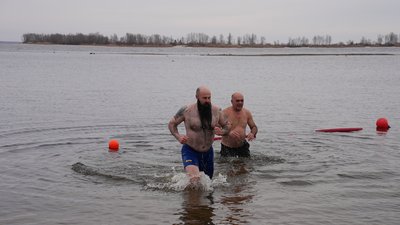 Люди купаються у Дніпрі з нагоди Водохреща, Черкаси, 6 січня 2024 року