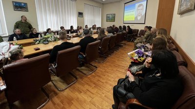 Ордени посмертно: у Житомирі родинам загиблих воїнів передали державні нагороди Ордени посмертно: у Житомирі родинам загиблих воїнів передали державні нагороди
