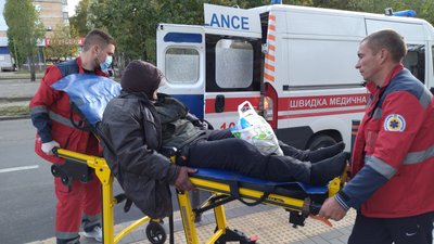 Чоловіка, який у Миколаєві місяць жила на зупинці, забрали в лікарню Чоловіка, який у Миколаєві місяць жила на зупинці, забрали в лікарню