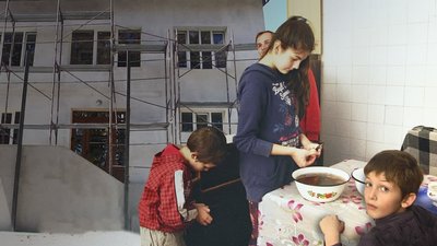 Перекрили дах та пофарбують фасад. На Буковині ремонтують будинок сімейного типу