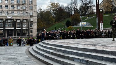 У Києві на Майдані попрощалися з командиром морпіхів Максимом Токаревим У Києві на Майдані попрощалися з командиром морпіхів Максимом Токаревим