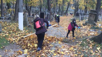 В Житомирі відбулася акція з прибирання Польського кладовища В Житомирі відбулася акція з прибирання Польського кладовища