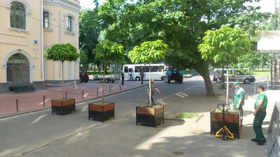 Перекрили в’їзд катальпами: у Чернігові на вихідних Святомиколаївська буде пішохідною
