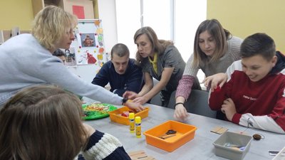 У Тернополі діти з інвалідністю виготовляли різдвяні іграшки У Тернополі діти з інвалідністю виготовляли різдвяні іграшки