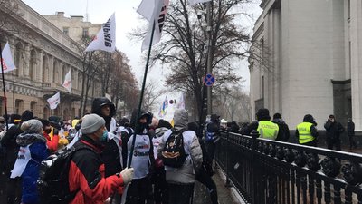 Під Верховною Радою продовжується мітинг підприємців проти запровадження касових апаратів Під Верховною Радою продовжується мітинг підприємців проти запровадження касових апаратів