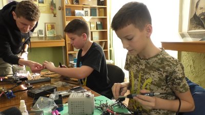 Допомагають захисникам наблизити перемогу: в Ужгороді двоє школярів збирають дрони Допомагають захисникам наблизити перемогу: в Ужгороді двоє школярів збирають дрони