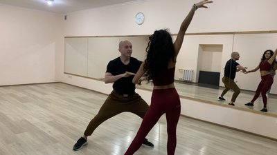 Танцювали в укритті у жовто-блакитних футболках: тернополяни долучилися до всесвітнього флешмобу Танцювали в укритті у жовто-блакитних футболках: тернополяни долучилися до всесвітнього флешмобу