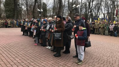 У Франківську відбулася хода, присвячена сьомій річниці битви за Дебальцеве У Франківську відбулася хода, присвячена сьомій річниці битви за Дебальцеве