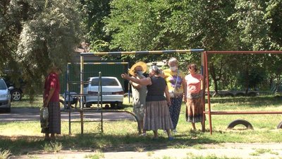 Проблемний майданчик: у Черкасах жителі трьох будинків сваряться через споруду для вибивання килимів