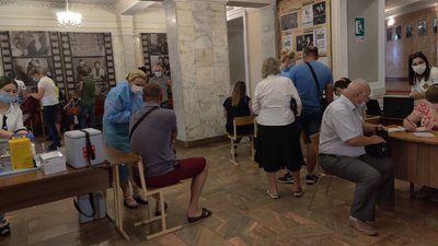У Рівному центр вакцинації відкрили у театрі