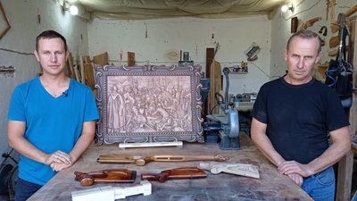 На Полтавщині родина Одиниць виготовляє дерев’яні картини та приклади до рушниць На Полтавщині родина Одиниць виготовляє дерев’яні картини та приклади до рушниць