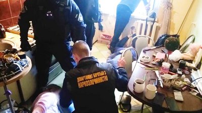 Було три оперативних закупки: поліція затримала рівнянку за наркоторгівлю