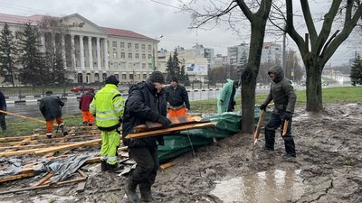Вітер у Харкові зірвав дах будівлі Вітер у Харкові зірвав дах будівлі
