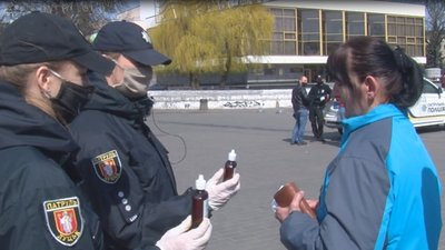 Патрульні поліцейські роздавали в Луцьку маски та антисептики Патрульні поліцейські роздавали в Луцьку маски та антисептики