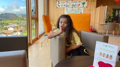 Дівчинка з Одещини, яка втратила ногу через ракетний удар, отримала перший протез та заново вчиться ходити