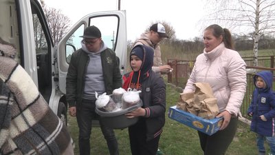 Від господинь – військовим: в селах на Волині волонтери зібрали більше тисячі пасок Від господинь – військовим: в селах на Волині волонтери зібрали більше тисячі пасок