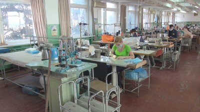 Маски та халати для медиків Бахмуту шиє товариство глухих