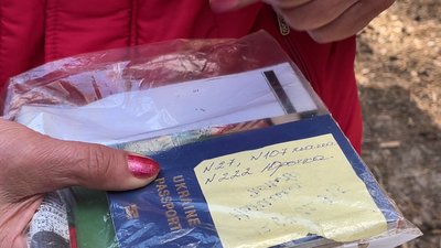 "Мій чоловік лежить під №222": як в Ізюмі шукають могили рідних "Мій чоловік лежить під №222": як в Ізюмі шукають могили рідних
