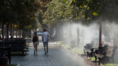 спека, літо, сонце, розпилювачі води, Київ, люди, парк