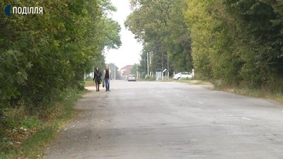 На цій ділянці дороги з поворотом, мостом, вузькою алейкою замість тротуару пересуватись небезпечно, кажуть місцеві. На цій ділянці дороги з поворотом, мостом, вузькою алейкою замість тротуару пересуватись небезпечно, кажуть місцеві.