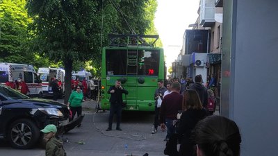 У Черкасах в ДТП потрапив тролейбус, пожежна машина та автомобіль, є травмовані У Черкасах в ДТП потрапив тролейбус, пожежна машина та автомобіль, є травмовані