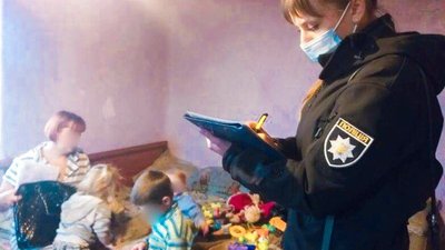 На Прикарпатті троє малюків потрапили до лікарні через недбалу матір На Прикарпатті троє малюків потрапили до лікарні через недбалу матір