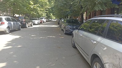Вулиця Театральна (в минулому Дворцова) від Фонтанного скверу в напрямку вулиці Кропивницького на декілька кварталів заставлена машинами Вулиця Театральна (в минулому Дворцова) від Фонтанного скверу в напрямку вулиці Кропивницького на декілька кварталів заставлена машинами
