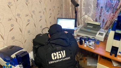 Обслужили сотні клієнтів. СБУ викрила киян, які виготовляли підробні водійські посвідчення