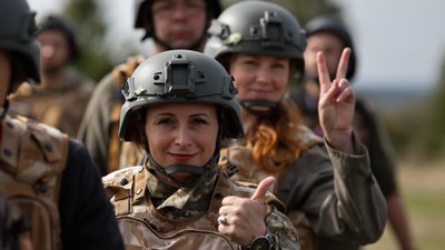33 жінки завершили перший курс в Закарпатському обласному центрі підготовки населення до національного спротиву 33 жінки завершили перший курс в Закарпатському обласному центрі підготовки населення до національного спротиву