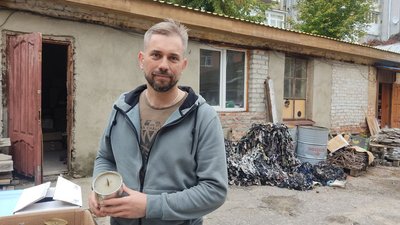 50 свічок у день – в Житомирському центрі обліку бездомних осіб виготовляють окопні свічки для ЗСУ 50 свічок у день – в Житомирському центрі обліку бездомних осіб виготовляють окопні свічки для ЗСУ