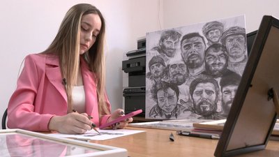 Надихнула "Пташка": лучанка малює портрети захисників Маріуполя