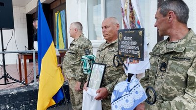 Живим коридором і навколішки: на Чернігівщині попрощались з чотирма захисниками Живим коридором і навколішки: на Чернігівщині попрощались з чотирма захисниками