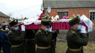 Обстріл біля Шумів: на Рівненщині прощаються із загиблим у зоні ООС військовим Обстріл біля Шумів: на Рівненщині прощаються із загиблим у зоні ООС військовим