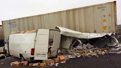 На Кіровоградщині мікроавтобус в’їхав у припарковану фуру, травмувався чоловік На Кіровоградщині мікроавтобус в’їхав у припарковану фуру, травмувався чоловік