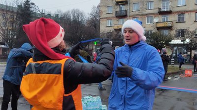 Благодійний забіг у центрі Рівного зібрав понад.... святих Миколаїв Благодійний забіг у центрі Рівного зібрав понад.... святих Миколаїв