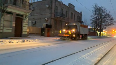 Майже всі магістралі Дніпра розчищені від снігу – мерія Майже всі магістралі Дніпра розчищені від снігу – мерія