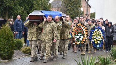 У Луцькій громаді попрощалися з загиблим військовослужбовцем Володимиром Олійником У Луцькій громаді попрощалися з загиблим військовослужбовцем Володимиром Олійником