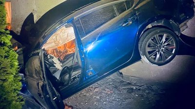 На Франківщині автомобіль в'їхав у житловий будинок. Загинула одна людина