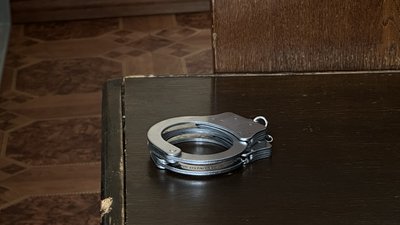 Наручники на столі на судовому засіданні