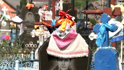Рушники, фартушки, або хустки: як на Рівненському Поліссі бережуть традицію вбирання могильних хрестів Рушники, фартушки, або хустки: як на Рівненському Поліссі бережуть традицію вбирання могильних хрестів