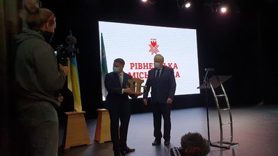 У Рівному – перша сесія міськради. Приїхав Порошенко У Рівному – перша сесія міськради. Приїхав Порошенко