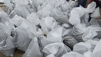 Сумчани допомагають українським бійцям облаштовувати блокпости Сумчани допомагають українським бійцям облаштовувати блокпости