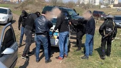 Двох одеських поліцейських затримали під час отримання хабара, їх підозрюють у збуті наркотиків Двох одеських поліцейських затримали під час отримання хабара, їх підозрюють у збуті наркотиків