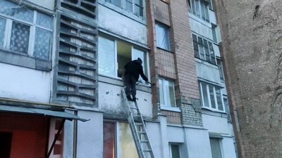 Внаслідок ракетних ударів у багатоповерхівках повилітали вікна. 31 грудня 2022 рік Внаслідок ракетних ударів у багатоповерхівках повилітали вікна. 31 грудня 2022 рік