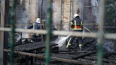 Як рятувальники гасять Будинок архітектора у центрі Харкова: фоторепортаж Як рятувальники гасять Будинок архітектора у центрі Харкова: фоторепортаж