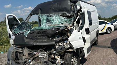 Бус, який втрапив в аварію