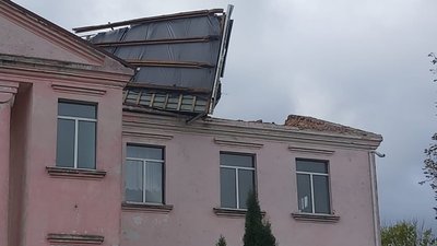 Через негоду зірвало дах в одній із будівель області, 28 жовтня 2023, Хмельниччина Через негоду зірвало дах в одній із будівель області, 28 жовтня 2023, Хмельниччина