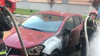 Біля львівської багатоповерхівки згорів автомобіль, ще одне авто пошкоджене Біля львівської багатоповерхівки згорів автомобіль, ще одне авто пошкоджене